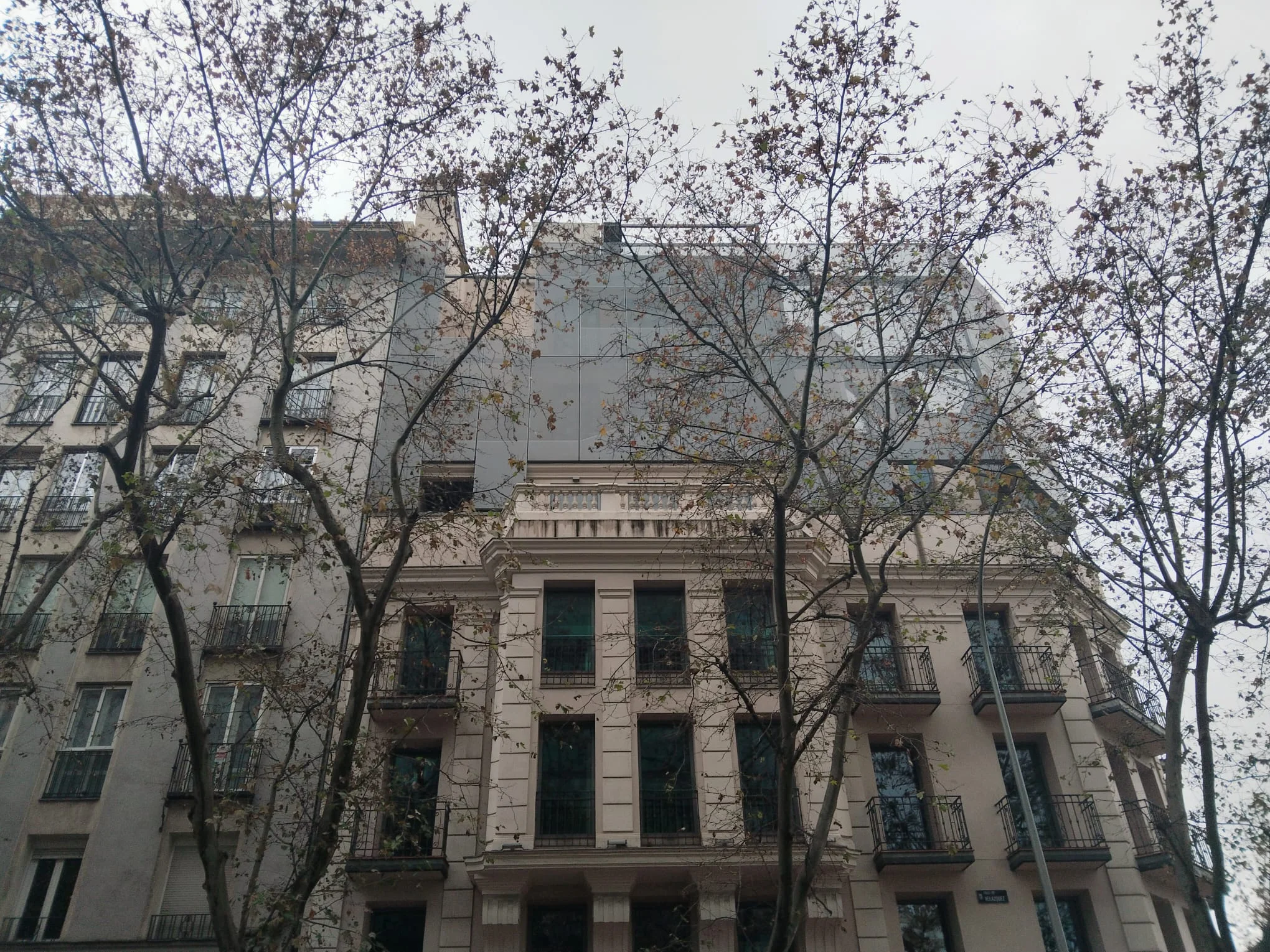 Ejemplo de planta nueva que rompe con la estética del edificio
